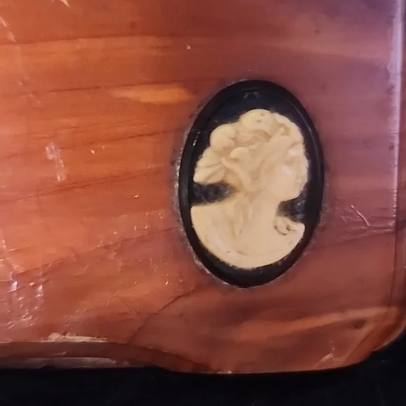 Vintage Wooden Trinket Box with Cameo.  Mount Vernon, Va. - Picture 2 of 9